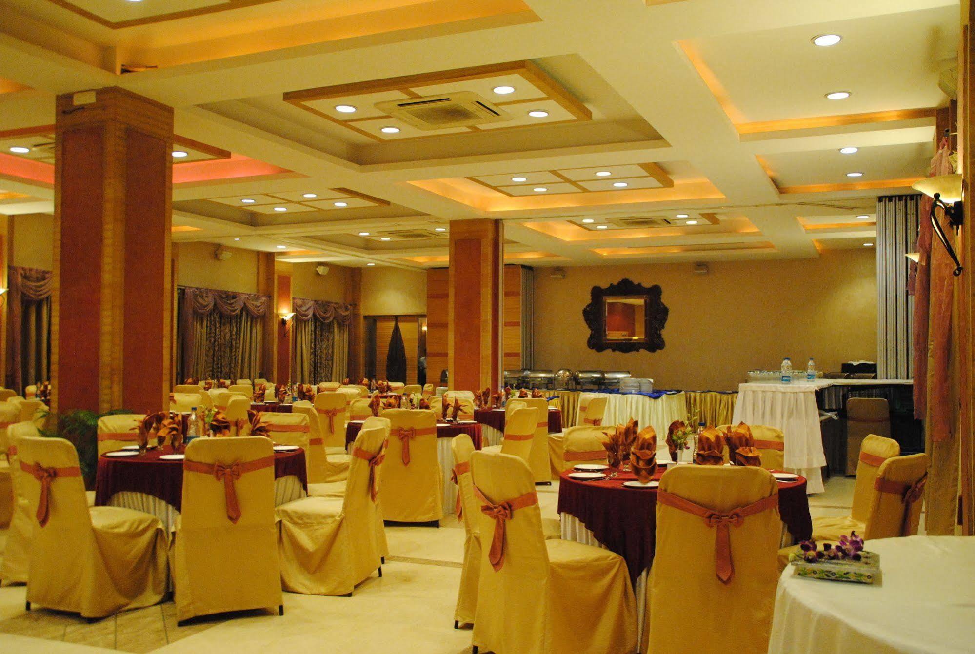 Goldfinch Hotel Mumbai Exterior foto